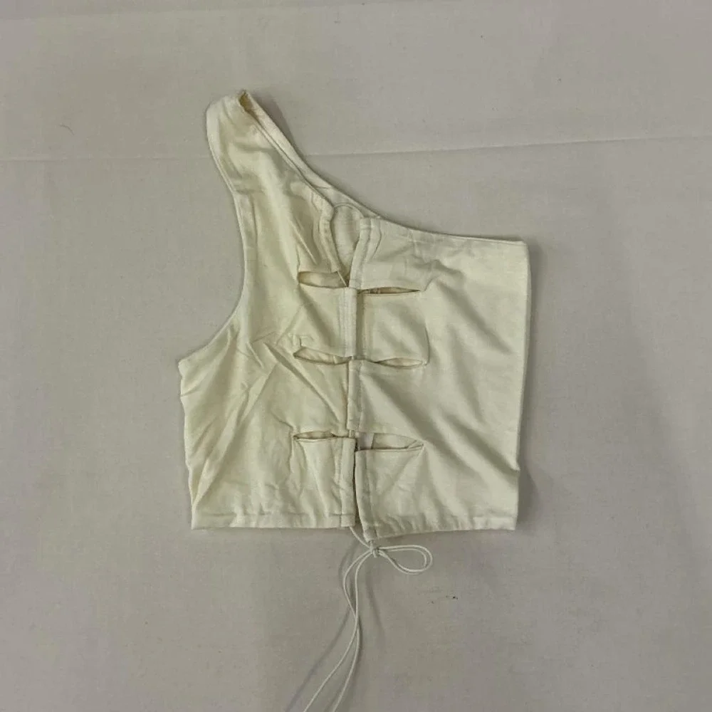 Trendy one-shoulder crop‎ top